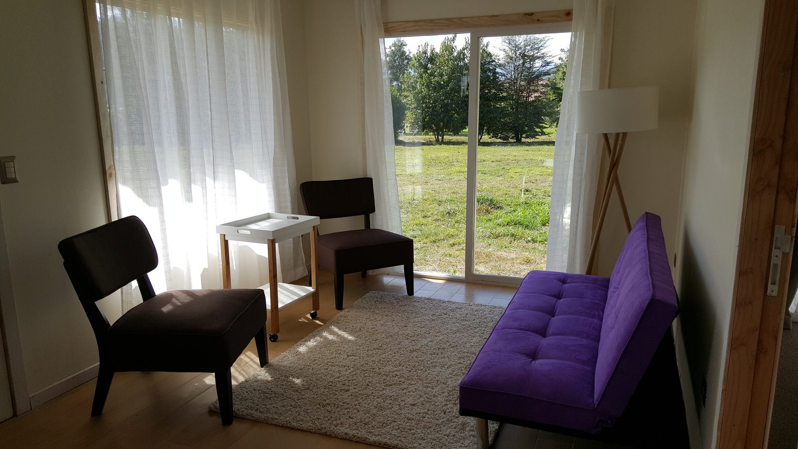 Living con ventanal al parque
